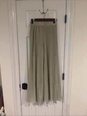 Gianni Bini Sage Green Wide Leg Pleated Pants